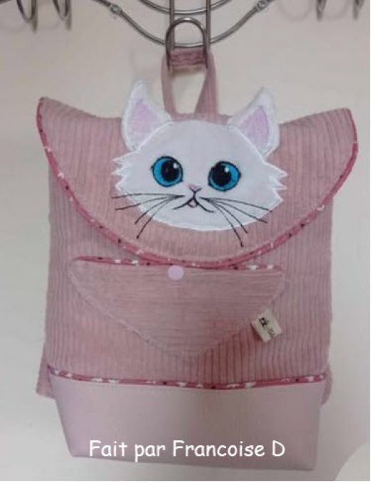 Le chat appliqué oreilles en 3 D    